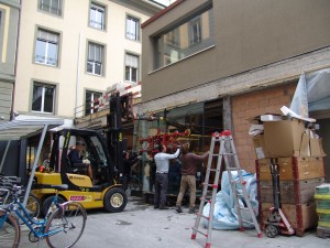 Die restlichen Schaufenster werden millimetergenau eingepasst. (2. Oktober 2013) 