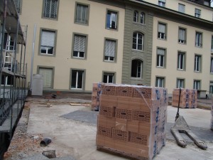 Das Material für den neuen Anbau steht bereit. (21. Juni 2013)